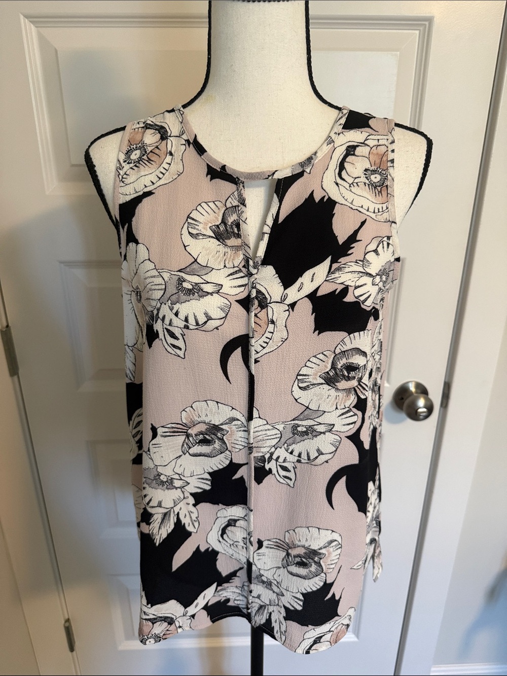 C&E| Sleeveless Floral Keyhole Top - Blush/Black/White